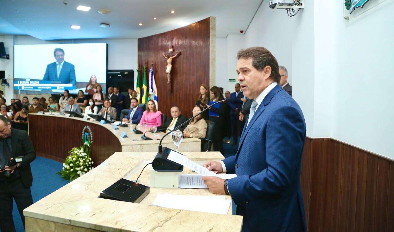 prefeito evandro discursa no plenário da câmara